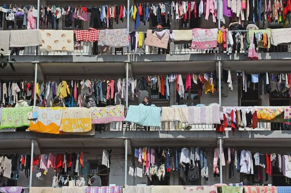 Ropa Edredones Los Estudiantes Cuelgan Bajo Sol Fuera Edificio Dormitorio — Foto de Stock