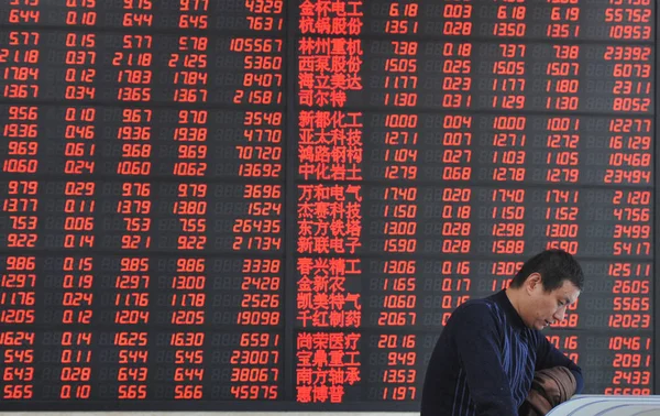 Kínai Befektető Nézi Árak Részvények Piros Árak Emelkedése Egy Bróker — Stock Fotó