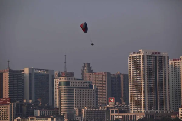 Member Zhuzhou Paraglider Club Glides Modern Buildings Zhuzhou City Central — Stock Photo, Image