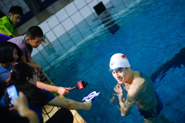 Chinese Zwemmen Wereldkampioen Zon Yang Wordt Interviewd Het Zwembad Tijdens — Stockfoto