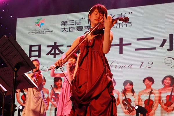 Члены Японского Ансамбля Скрипки Chisako Takashima Скрипачей Выступают Концерте Время — стоковое фото