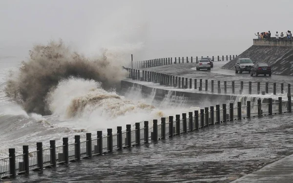 Τουρίστες Κοιτάξτε Παλιρροιακά Κύματα Που Προκλήθηκε Από Typhoon Saola Χτυπώντας — Φωτογραφία Αρχείου