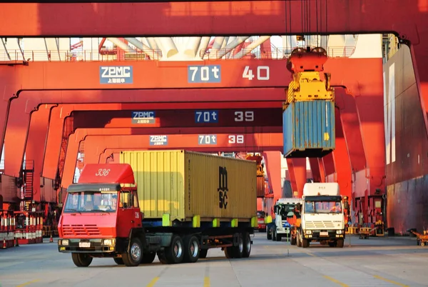 Camiones Transportan Contenedores Puerto Qingdao Ciudad Qingdao Provincia Chinas Shandong — Foto de Stock
