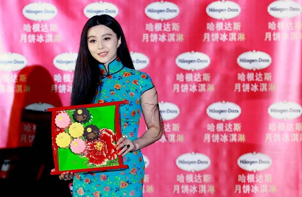 Actriz China Fan Bingbing Vestida Con Qipao Chino Tradicional Posa — Foto de Stock