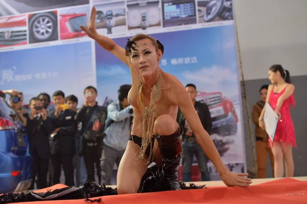 Una Modelo Desnuda Presenta Durante Espectáculo Stand Durante Festival Cultura —  Fotos de Stock