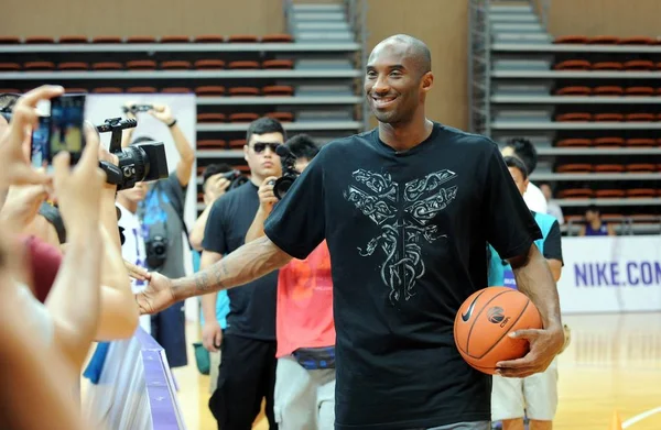 Nba Superstar Kobe Bryant Współdziała Fanami Podczas Swojej Podróży Chiny — Zdjęcie stockowe