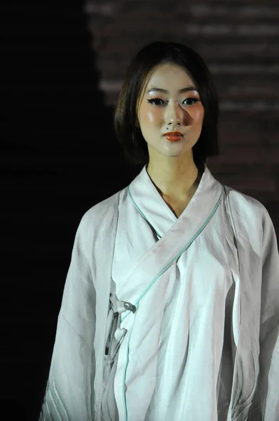 Modelo Exibe Vestido Estilo Chinês Durante Desfile Moda Cerimônia Abertura — Fotografia de Stock