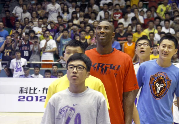 Superestrella Nba Kobe Bryant Posa Con Fanáticos Chinos Evento Para — Foto de Stock