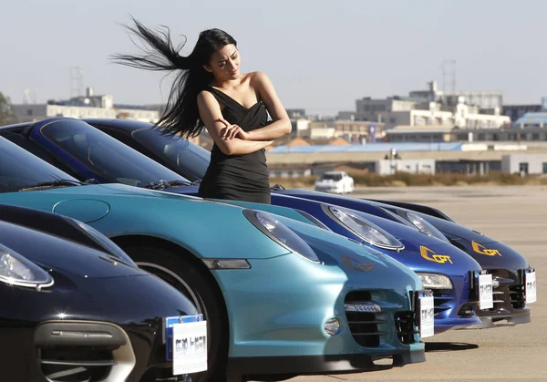 Modelo Chinês Posa Com Roadsters Porsche Durante Test Drive Aeroporto — Fotografia de Stock