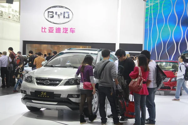 Lidé Navštívit Stánek Byd Auto 2012 Auto Show Guangzhou City — Stock fotografie