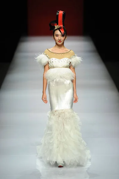 모델은 메르세데스 2013 베이징에에서 2012 Caternity Tangjie 쇼에서 새로운 창조를 — 스톡 사진