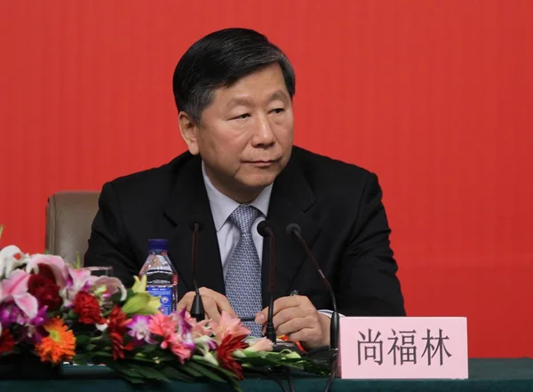 Председатель Комиссии Банковскому Регулированию Китая Шан Фулинь Заслушивает Вопрос Пресс — стоковое фото