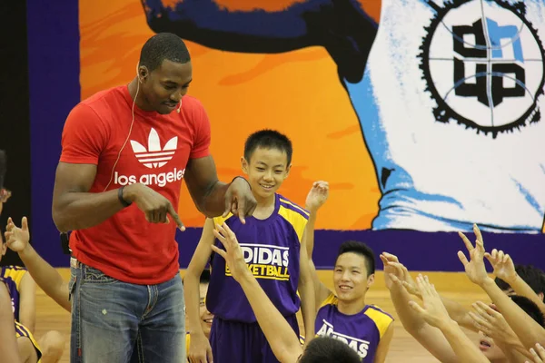 Nba Yıldızı Dwight Howard Bir Ders Verir Genç Çince Basektball — Stok fotoğraf