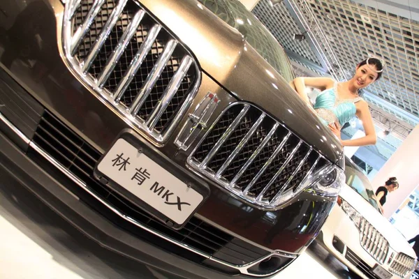 Modellen Poseren Door Lincoln Sedans Tijdens Een Auto Show Jinan — Stockfoto