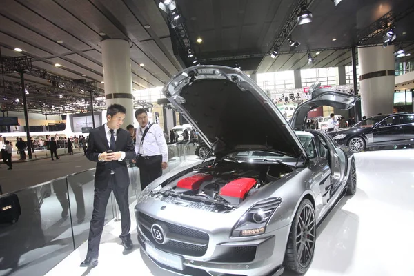 Посетители Смотрят Brabus 700 Biturbo Время Международной Автомобильной Выставки Китае — стоковое фото