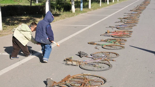 Los Niños Chinos Miran Las Bicicletas Aplastadas Alineadas Como Obras — Foto de Stock