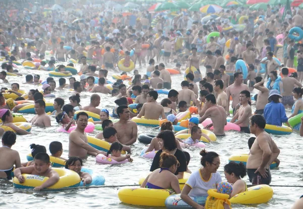 Massor Semesterfirare Svalka Sig Vid Fujiazhuang Beach Resort Brännande Dag — Stockfoto