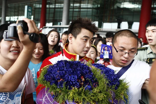 올림픽 챔피언 왕하오 빨간색에서 베이징 베이징 공항에서 둘러싸여 2012 — 스톡 사진