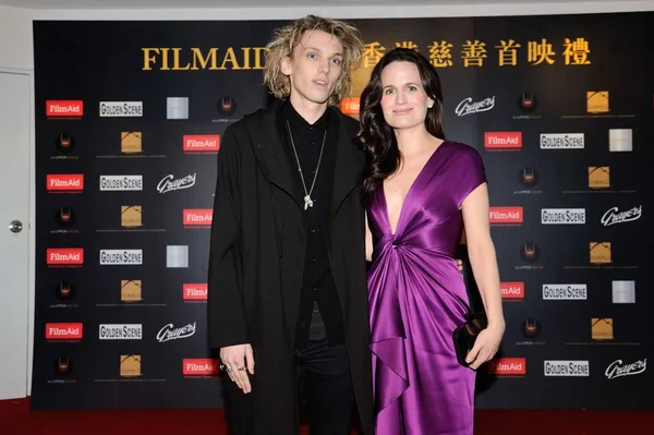 Actress Elizabeth Reaser Right Poses English Actor Jamie Campbell Bower — Stock Photo, Image