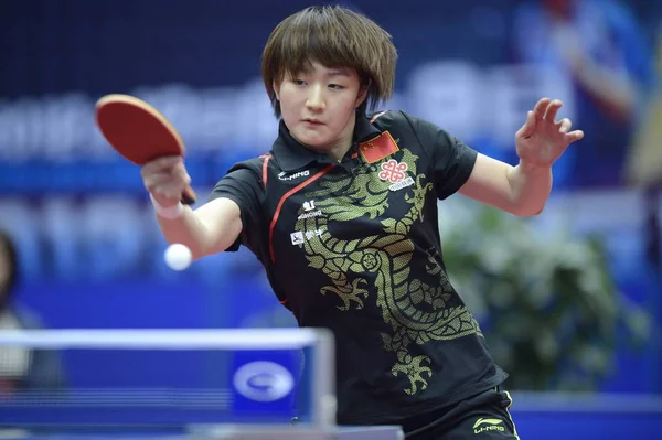 中国の陳孟が 2012 東中国浙江省杭州市で 2012 国際卓球連盟世界グランド ファイナル中にボールを 日本福原に女子シングルの彼らの最初のラウンドの試合で返します — ストック写真