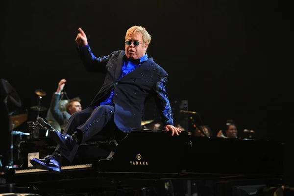 Cantante Inglés Elton John Actúa Durante Concierto Mercedes Benz Arena — Foto de Stock