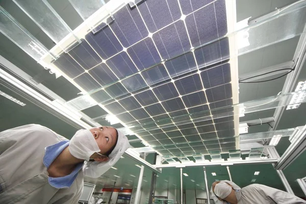 노동자의 공장에서 패널을 상하이 에너지 롄윈강 2012 — 스톡 사진