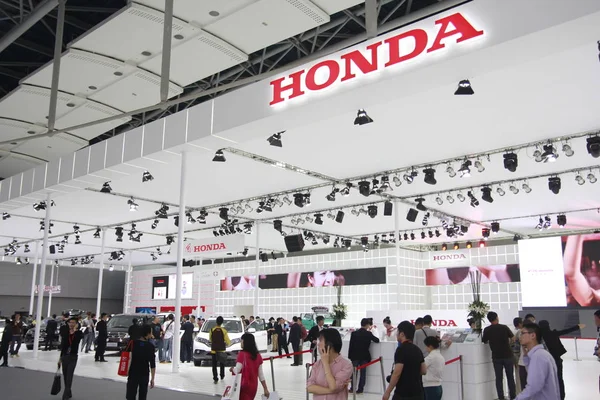 Besucher Betrachten Hondaautos Während Der Internationalen Automobilausstellung China Guangzhou Bekannt — Stockfoto