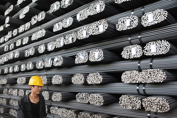 Chinese Worker Walks Reinforcing Steel Bars Steel Plant Ganyu County — Stock Photo, Image