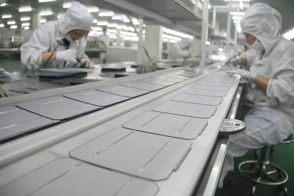 Trabajadores Chinos Sueldan Células Fotovoltaicas Planta Una Compañía Solar Ciudad — Foto de Stock