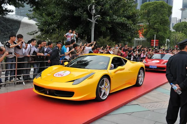 Gente Mira Toma Fotos Los Coches Deportivos Ferrari Que Llegan — Foto de Stock