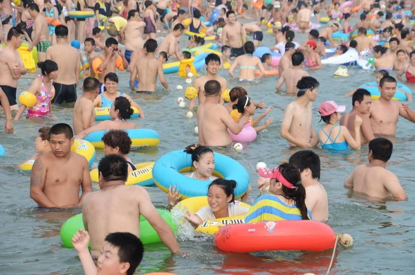 Davy Rekreantů Ochucují Plážového Letoviska Fujiazhuang Spálení Dne Dalianském Městě — Stock fotografie