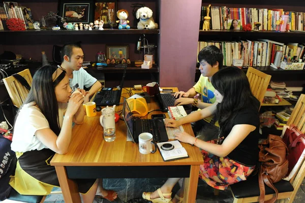 中国の若者は 中国中央省長沙市のサイバーカフェでインターネットサーフィンをする 2012年8月16日 — ストック写真
