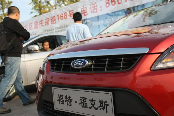 Los Visitantes Prueban Coches Ford Durante Una Exposición Automóviles Ciudad — Foto de Stock