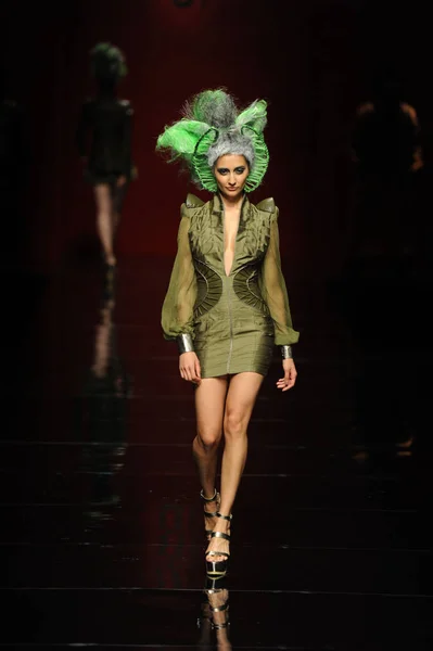 モデルは ファッションウィーク期間中に メルセデス ベンツ中国 2013年春夏北京 2012 日彼女広胡のファッションショーに新しい創造を表示します — ストック写真