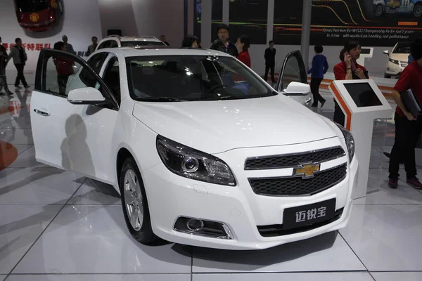 Čínští Návštěvníci Podívejte Chevrolet Malibu Šanghaje Společný Podnik Mezi Saic — Stock fotografie