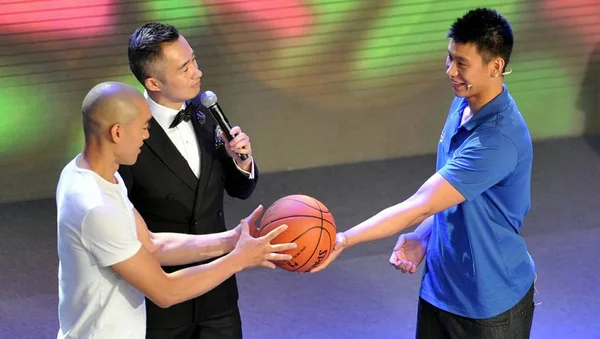 Nba のバスケット ボール スター Jeremy Lin バスケット ボール ショーで中に保持して 上海で彼の — ストック写真