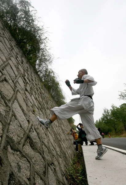 2012年11月12日 来自中国泉州少林寺的中国僧人施立良在福建省泉州市一条公路的路边行走 表演中国武术特技 — 图库照片