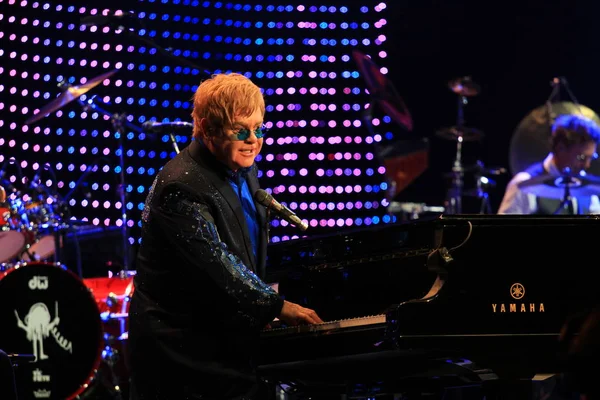 Cantante Inglés Elton John Actúa Durante Concierto Mercedes Benz Arena — Foto de Stock