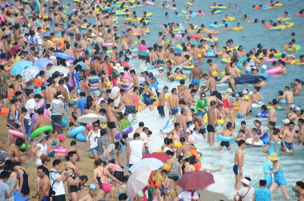 Multitud Turistas Refrescan Complejo Playa Fujiazhuang Día Abrasador Ciudad Dalian — Foto de Stock