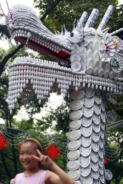 Une Fille Pose Par Énorme Dragon Porcelaine Dans Parc Shanghai — Photo