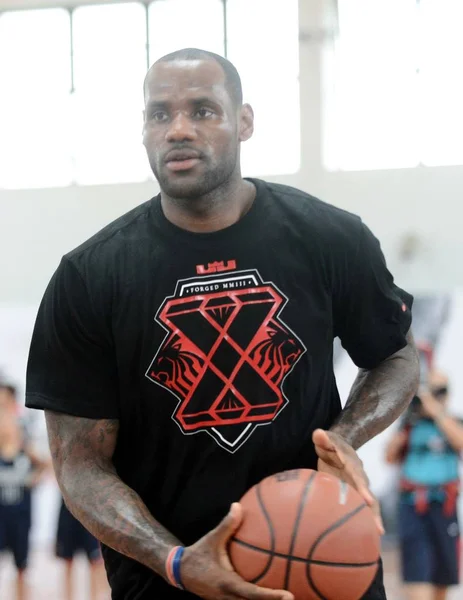 Estrella Nba Miami Heat Lebron James Sostiene Pelota Durante Gira — Foto de Stock