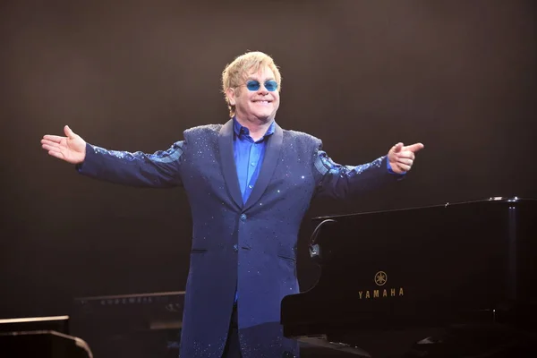 Britský Zpěvák Elton John Provádí Jeho Koncertu Mercedes Benz Arena — Stock fotografie