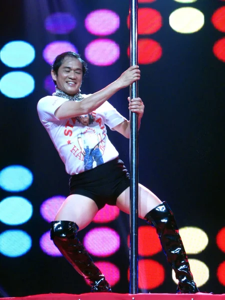 2012年11月21日 在中国云南省南部的南宁市 一名60岁的中国男子在真人秀节目 挑战冠军国王 中表演杆舞 — 图库照片