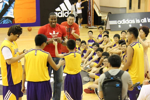 Nba Superstar Dwight Howard Gives Lesson Young Chinese Basektball Players — Stock Photo, Image
