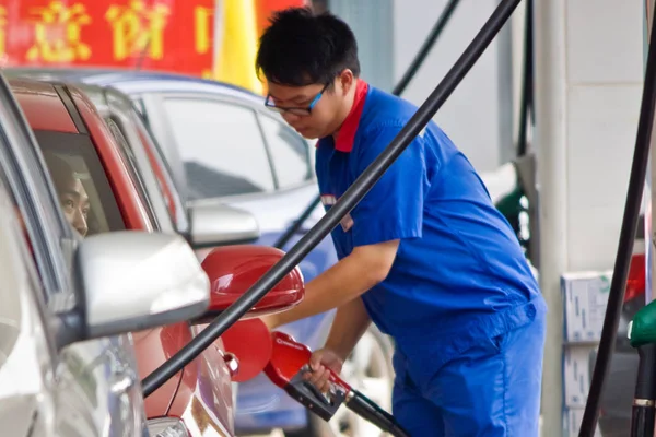 Trabajador Repostará Automóvil Una Gasolinera Ciudad Guangzhou Provincia Guangdong Sur — Foto de Stock