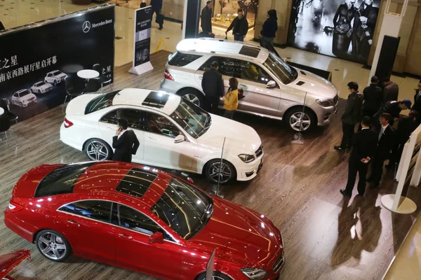 Chinese Shoppers Kijken Naar Mercedes Benz Auto Tijdens Een Promotionele — Stockfoto