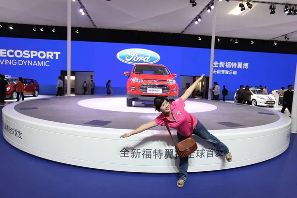 Visitatore Posa Presso Stand Ford Durante Una Fiera Automobilistica Pechino — Foto Stock