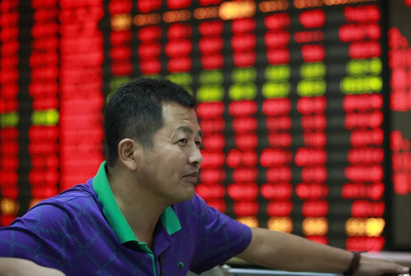 Inversor Chino Examina Los Precios Las Acciones Rojo Para Aumento — Foto de Stock