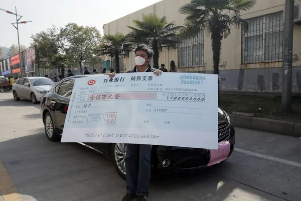 Masked Young Man Holds One Million Yuan Check Next His — Stock Photo, Image