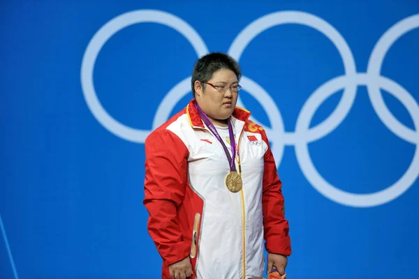 Gullmedaljevinneren Zhou Lulu Fra Kina Stiller Prisutdelingen Kvinner Vektløftingen Sommer – stockfoto